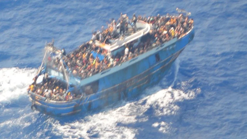 Ναυάγιο στην Πύλο: Συνελήφθησαν 9 διακινητές από το Λιμενικό –  Από την Αίγυπτο είχε ξεκινήσει το μοιραίο αλιευτικό