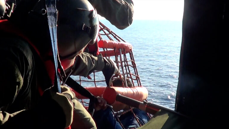 Πύλος: Βίντεο από την επιχείρηση διάσωσης μεταναστών του ναυαγίου από το Super Puma