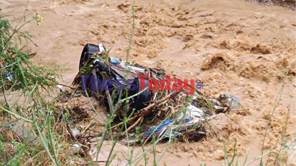 Θεσσαλονίκη: Πλημμύρισε από την κακοκαιρία – Υπερχείλισαν ρέματα – Παρασύρθηκαν ΙΧ, ζημιές σε σπίτια και δρόμους (εικόνες&video)