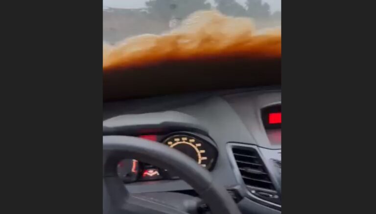 Χαλκιδική – Σοκαριστικό βίντεο: Χείμαρρος παρασύρει τον οδηγό και το αυτοκίνητο ενώ κινείται  στο δρόμο