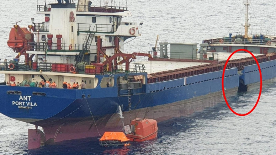 Χίος: Βίντεο από τις επιχειρήσεις μετά τη σύγκρουση των φορτηγών πλοίων – Αρνήθηκε ελληνική βοήθεια το πλοίο με τους Τούρκους