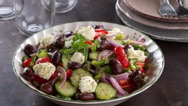 Πάρος – Ξέσπασε Ελληνίδα τουρίστρια: Πλήρωσε πλήρωσε 17,5 ευρώ τη χωριάτικη σαλάτα γιατί της χρέωσαν χωριστά το λάδι 2,5 ευρώ! (βίντεο)