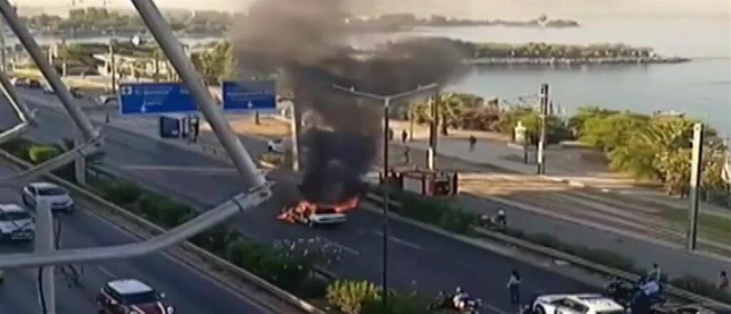 Άλιμος: Αυτοκίνητο έπιασε φωτιά εν κινήσει (βίντεο)