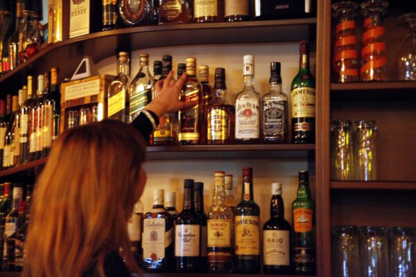 Γκάζι: Νεκρή 16χρονη έξω από νυχτερινό κέντρο μετά από κατανάλωση αλκοόλ – Άλλες τρείς κλήσεις για μέθη στο ΕΚΑΒ από το ίδιο σημείο