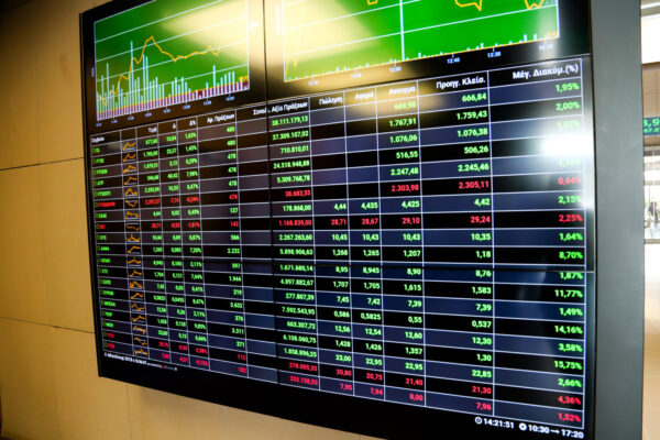 «Μαύρη» Δευτέρα στα χρηματιστήρια: Βουτιά 4% στην Αθήνα, σε χαμηλό 6μήνου η Ευρώπη, πιο κάτω και από το κράχ του 1987 το Τόκιο