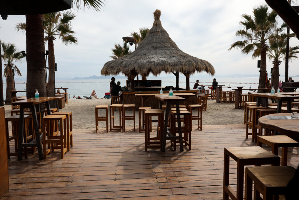 ΑΑΔΕ: Λουκέτα σε beach bar σε Σποράδες και Θάσο για φοροδιαφυγή