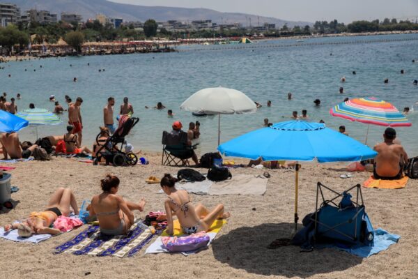 Καιρός: Σε κλοιό καύσωνα η χώρα – Θερμοκρασίες έως 43 βαθμούς Κελσίου, σύμφωνα με το έκτακτο δελτίο της ΕΜΥ