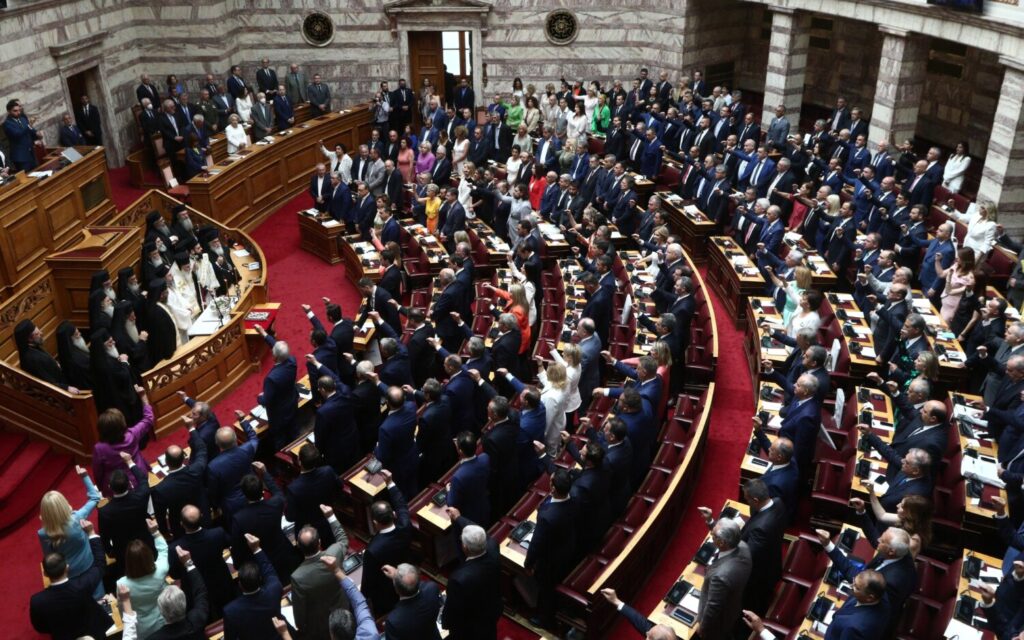 Η  «χωροταξία»  της Βουλής: Πως κάθονται στα έδρανα τα 8 κόμματα –Διαμαρτύρεται ο ΣΥΡΙΖΑ για την «γειτονία» με τους Σπαρτιάτες (video)