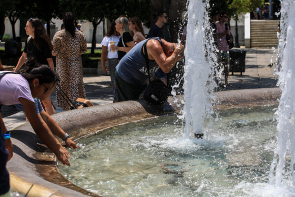 ΕΚΠΑ για καύσωνα: Τι πρέπει να προσέξουν οι καρδιοπαθείς και οι ευπαθείς ομάδες – Πως η ζέστη επηρεάζει την υγεία μας