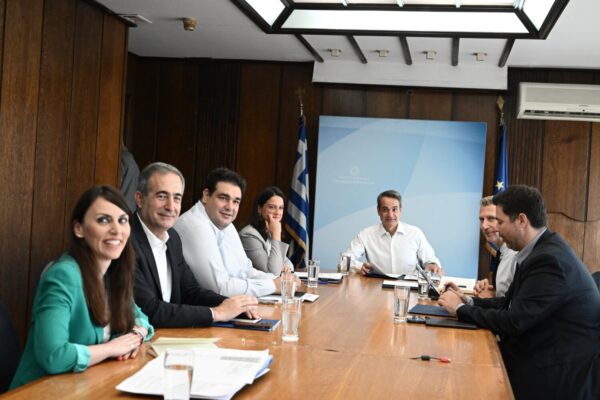 Μητσοτάκης από ΥΠΕΣ: Άμεσα 10.000 προσλήψεις στην υγεία – Στόχος η καλύτερη εξυπηρέτηση του πολίτη