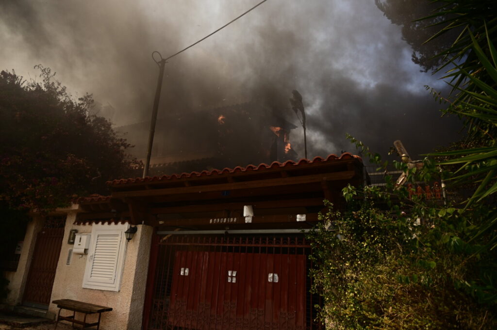 Ανεξέλγκτη η φωτιά στον Κουβαρά – Καίγονται σπίτια – Εκκενώνονται  Λαγονήσι, Σαρωνίδα και Ανάβυσσος – Δείτε βίντεο