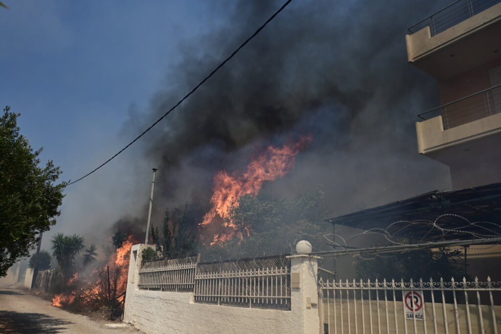 Φωτιά στον Κουβαρά: Νέο μήνυμα του 112 – «Εκκενώστε προς Αθήνα» η οδηγία για Λαγονήσι – Στις φλόγες σπίτια και αυτοκίνητα (εικόνες&video)