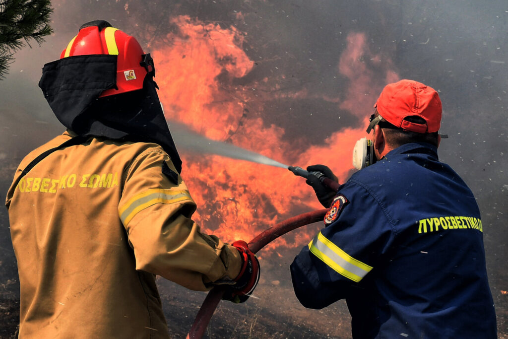 Λουτράκι: Στις φλόγες σπίτια & οχήματα – Μάχη με την πύρινη λαίλαπα (εικόνες&video)