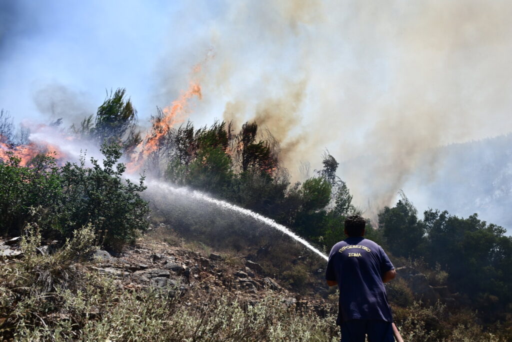 Μεγάλο μέτωπο φωτιάς στη Ρόδο – Eκκενώνεται το χωριό Λάερμα