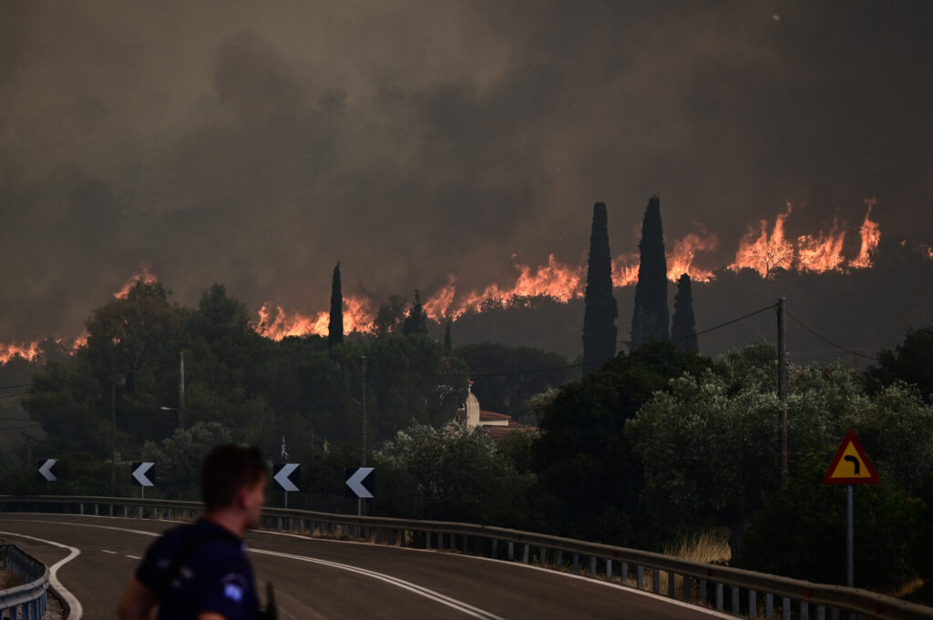 Ανεξέλεγκτη η φωτιά στα Δερβενοχώρια – Έφτασε στη Μάνδρα και τη Νέα Ζωή, καίγονται σπίτια  – Αστυνομικοί απομακρύνουν κατοίκους και μοναχές (video)