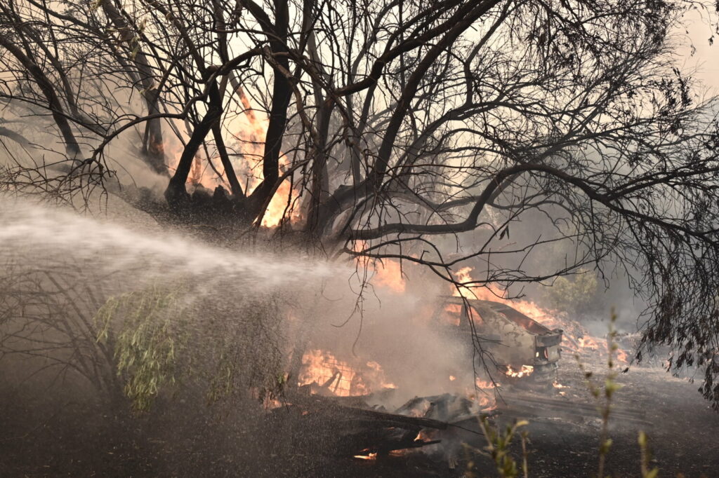 Φωτιές: Πύρινη κόλαση στη Μάνδρα – Απανωτά μηνύματα για εκκενώσεις οικισμών – Στη μάχη 22 αεροπλάνα και ελικόπτερα (video)