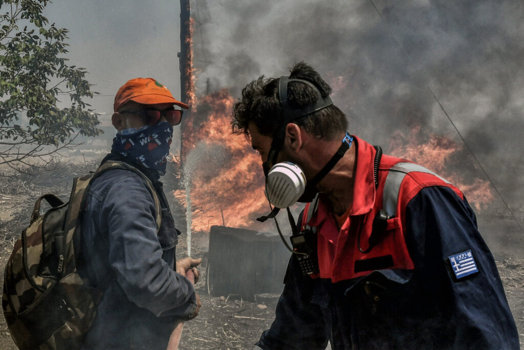 Φωτιά στη Μάνδρα: Οι αγωνιώδεις προσπάθειες των αστυνομικών να απομακρύνουν πολίτες από το φλεγόμενο μέτωπο – «Πάμε θα καούμε» (video)