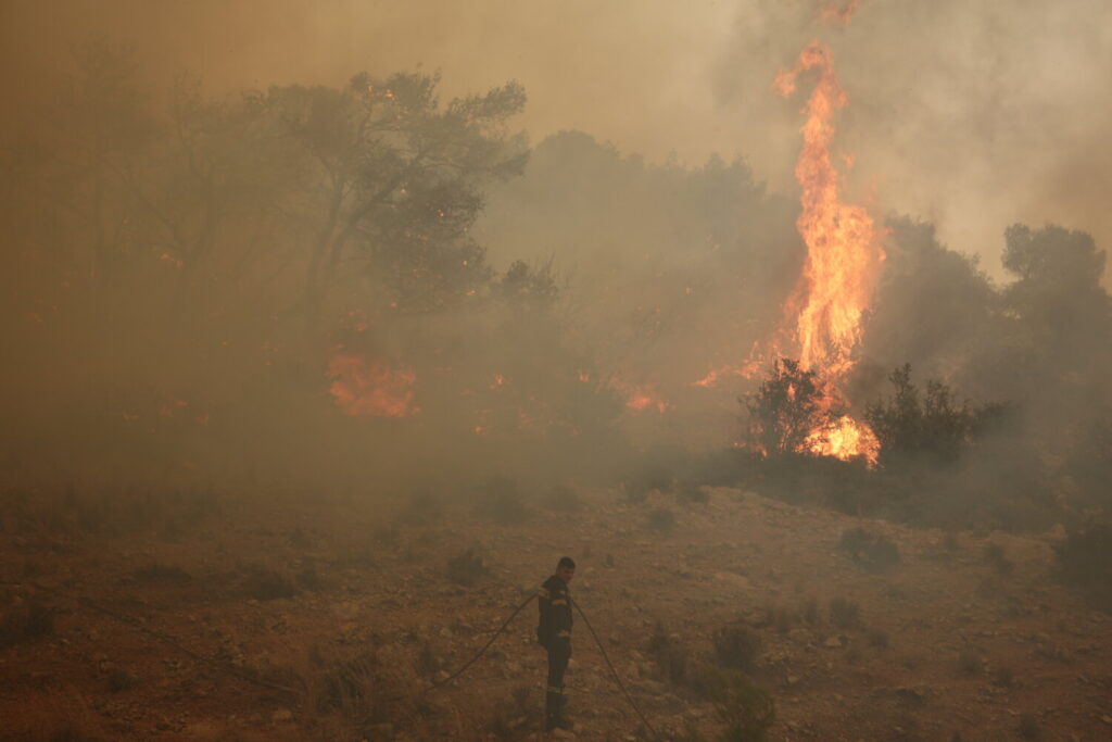 Φωτιές: Μάχη με τις φλόγες σε Δυτική Αττική και Ρόδο, καλύτερη η εικόνα στη Λακωνία – Κλειστά  όλα τα πάρκα (video)