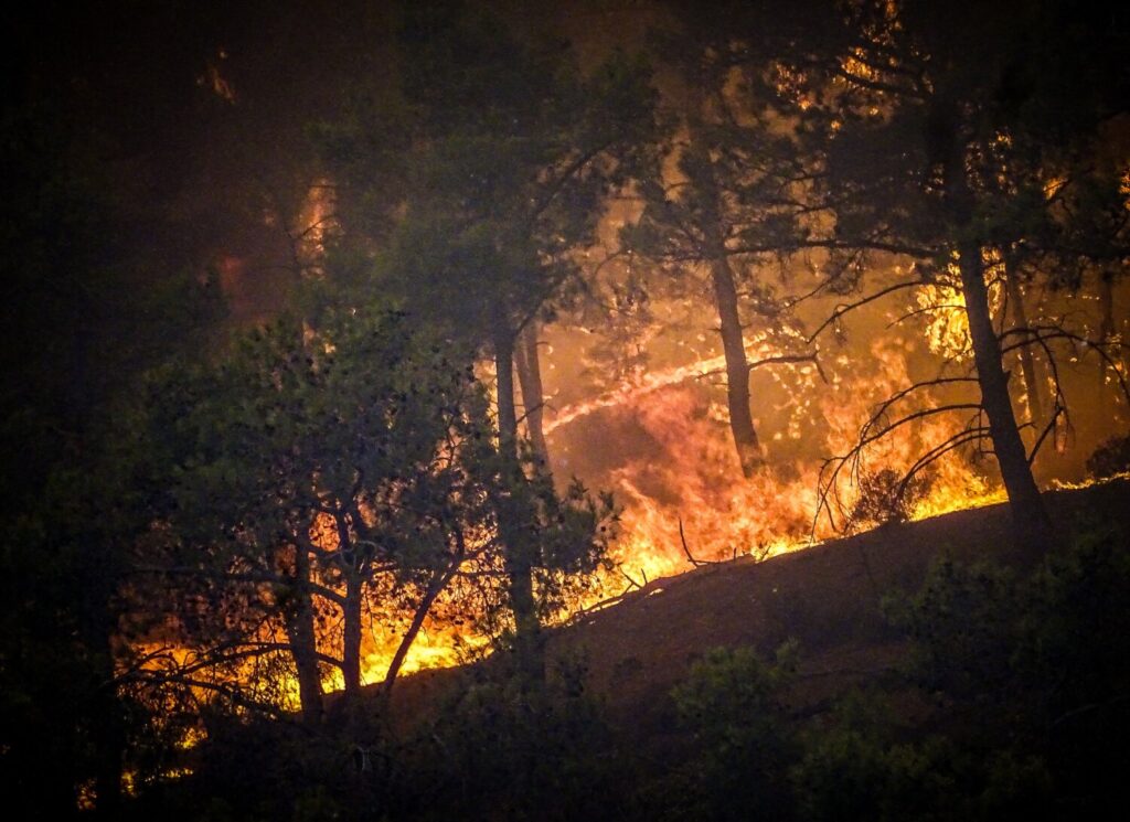 Φωτιά στη Ρόδο: Τριπλό μέτωπο – Καίγονται σπίτια  – Νέες εκκενώσεις οικισμών – Χιλιάδες τουρίστες και ντόπιοι στο δρόμο (video)