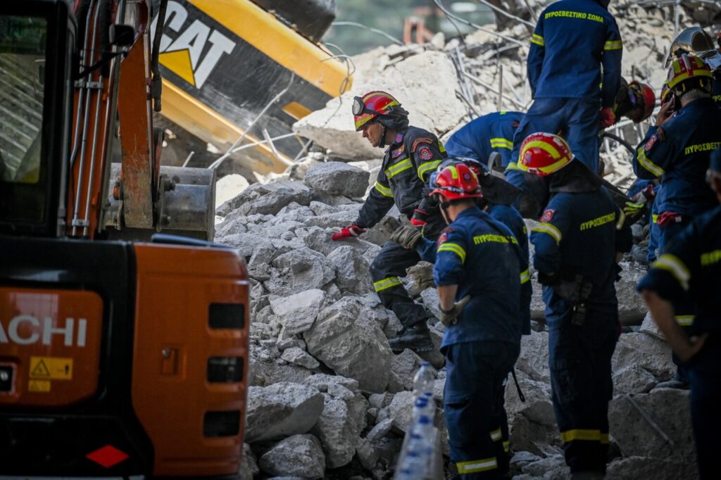 Πάτρα: Τρείς συλλήψεις για την κατάρρευση της γέφυρας – Ψάχνουν για εγκλωβισμένους – Η ανακοίνωση της εταιρίας