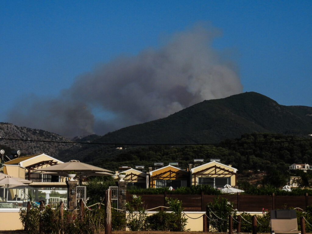 Φωτιά στην Κέρκυρα: Μήνυμα του 112 για εκκένωση 5 οικισμών