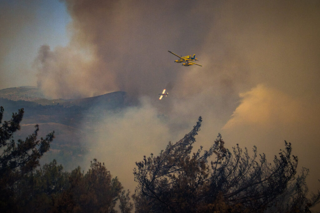 Πύρινος εφιάλτης δίχως τέλος με τη φωτιά στη Ρόδο: Νέες εκκενώσεις από Μαλώνα και Μάσσαρη (video)