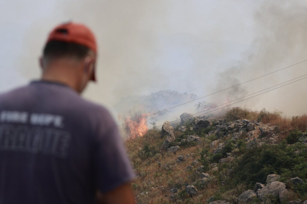 Φωτιά στην Κέρκυρα: Σε εξέλιξη με αναζωπυρώσεις  στον Παντοκράτορα – Μάχη  στο Βιγλατούρι (εικόνες)