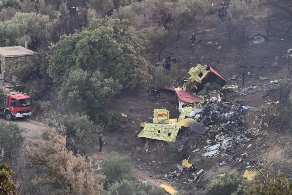 Πτώση Canadair: «Δεν έβλεπαν τα δέντρα από τον καπνό», λέει ο πατέρας του πιλότου του δεύτερου πυροσβεστικού (video)