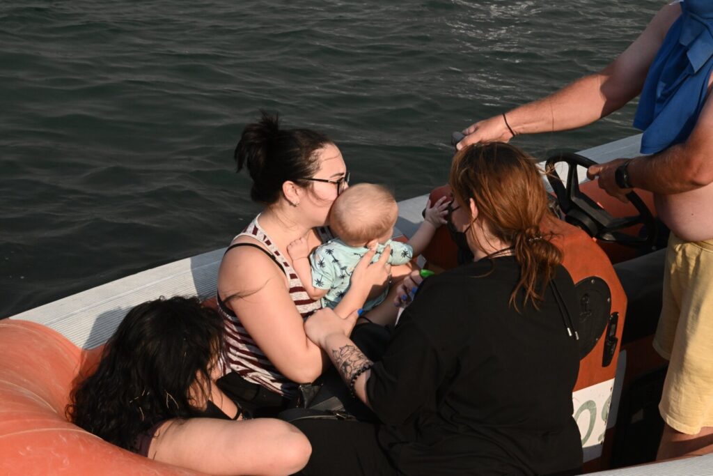 Εκτός ελέγχου η φωτιά στη Νέα Αγχίαλο: Εκκενώνεται από τη θάλασσα – Ηλικιωμένοι και μητέρες με μωρά στην αγκαλιά φεύγουν με τα σκάφη  (εικόνες&video)