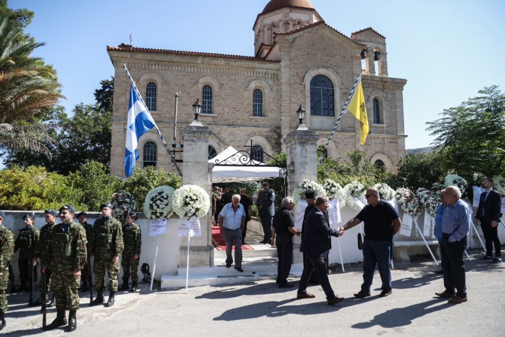 «Αθάνατος» φώναζαν στην κηδεία του ήρωα Χρήστου Μουλά στα Χανιά – Σπαραγμός στο τελευταίο αντίο (εικόνες&video)