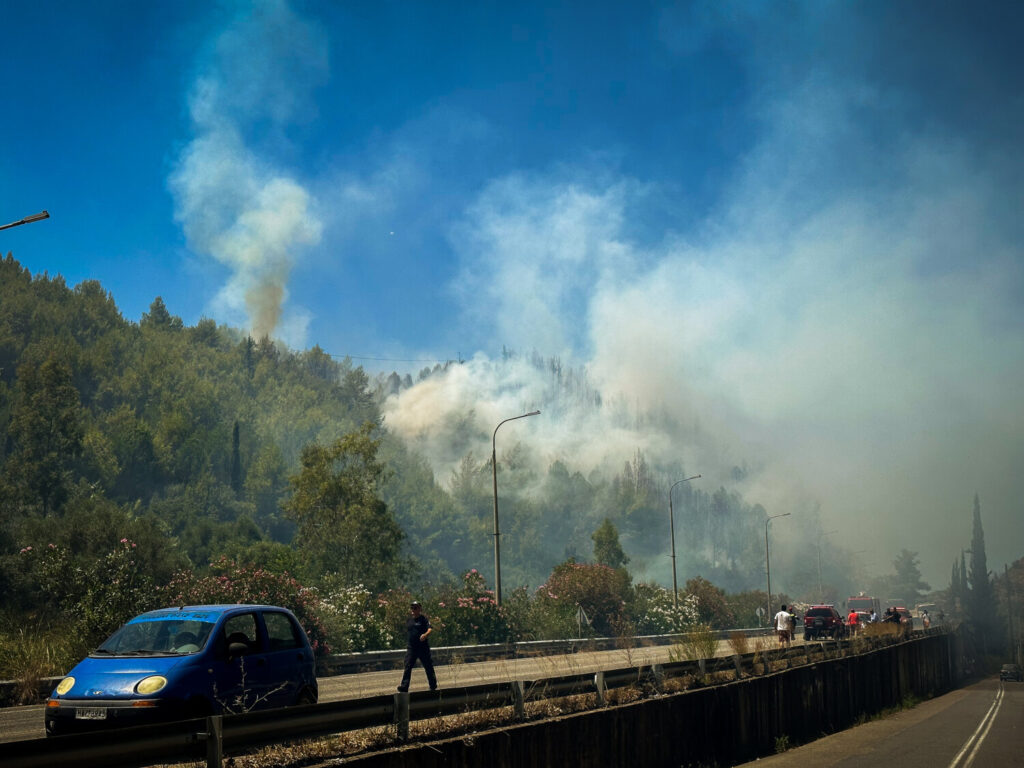 Οριοθετήθηκε η φωτιά στον Βαρνάβα – Δήλωση του δημάρχου Μαραθώνα