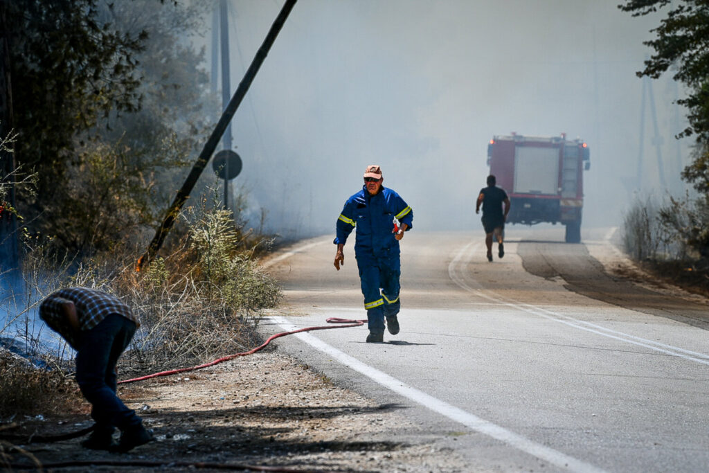 Φωτιά στον Βαρνάβα, κοντά σε μοναστήρι