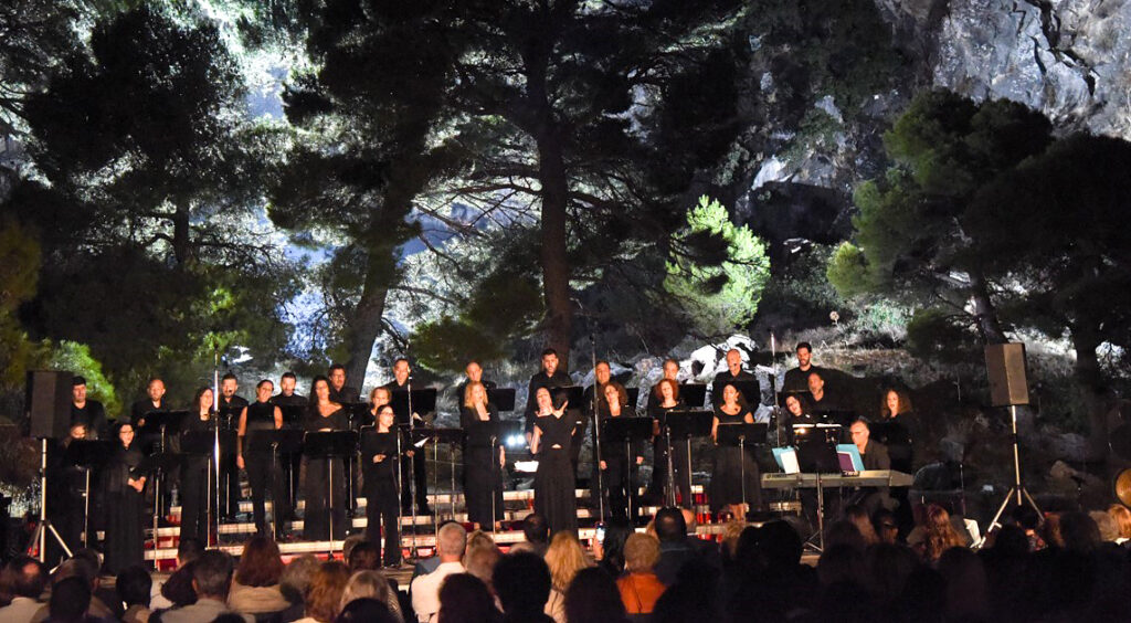 Μια μοναδική συναυλία της Χορωδίας της ΕΡΤ στην Αρχαία Ακροκόρινθο – «Αφιέρωμα στον Μίκη Θεοδωράκη»