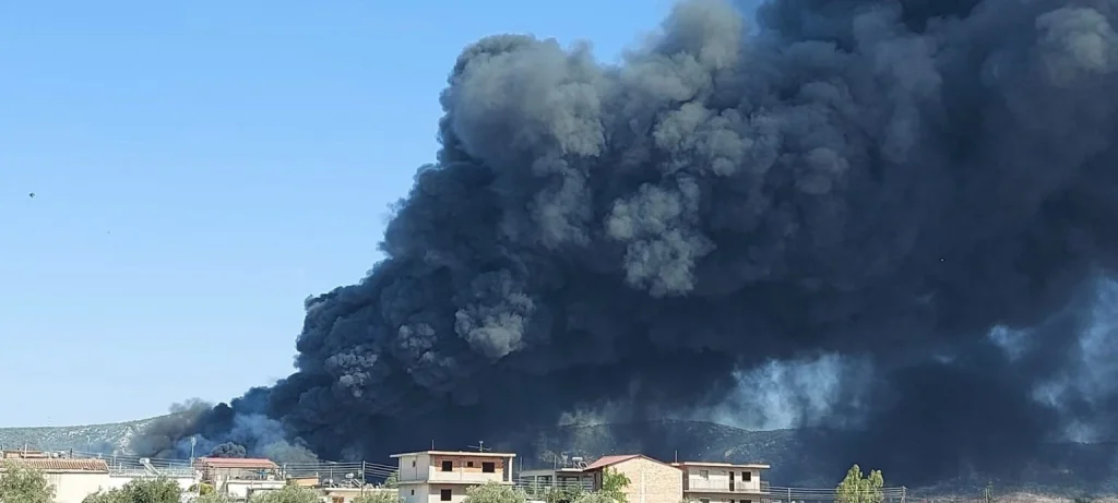 Φωτιά στον Ασπρόπυργο: Καίγεται επιχείρηση ανακύκλωσης – Μήνυμα του 112 – «Κλείστε πόρτες και παράθυρα» (video)