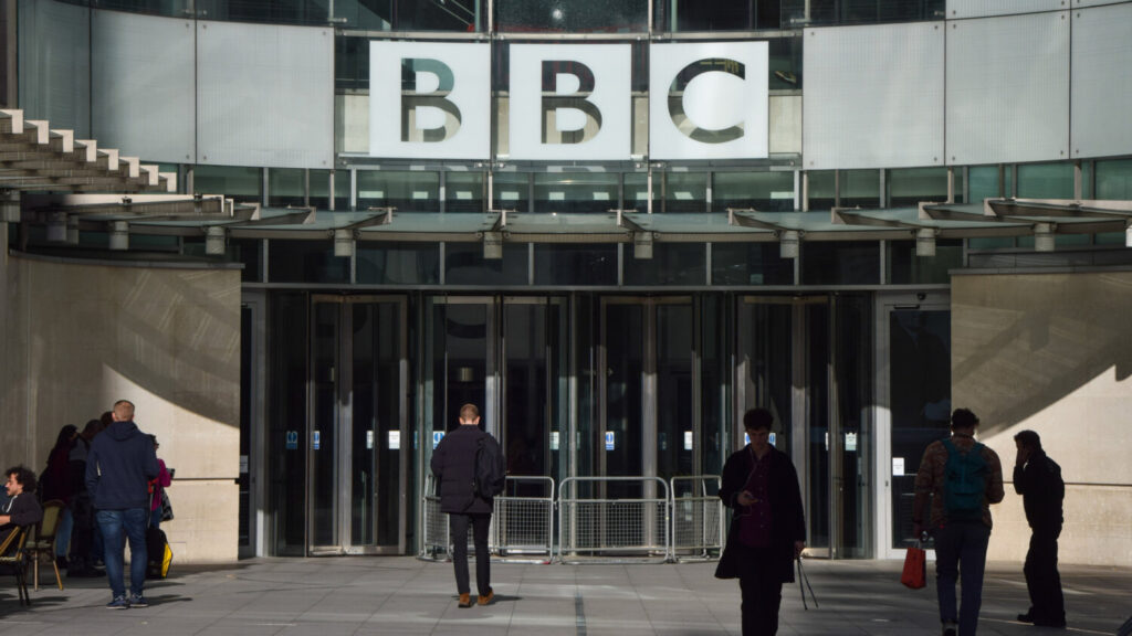BBC: Γνωστός παρουσιαστής κατηγορείται ότι πλήρωνε ανηλίκους για γυμνές φωτογραφίες