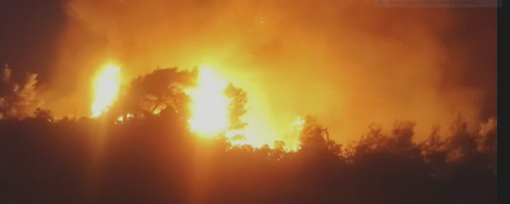 Μεγάλο μέτωπο φωτιάς στα Δερβινοχώρια – Αγωνία για την Πάρνηθα – Ολονύχτια μάχη με τις φλόγες (εικόνες&video)