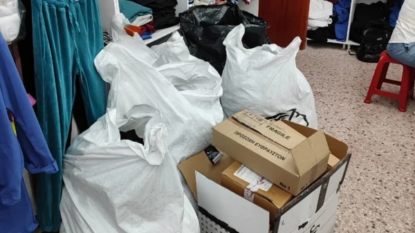 ΔΙΜΕΑ: Κατασχέθηκαν πάνω από 10.000 προϊόντα μαϊμού σε βιοτεχνία στο Περιστέρι – Πρόστιμο 100.000 ευρώ