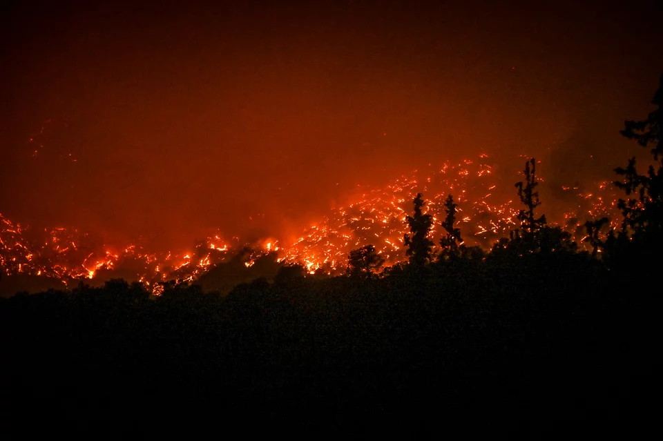 Φωτιά στο Αίγιο: Εκκενώνεται η περιοχή Τράπεζα  – Κοντά στα σπίτια οι φλόγες
