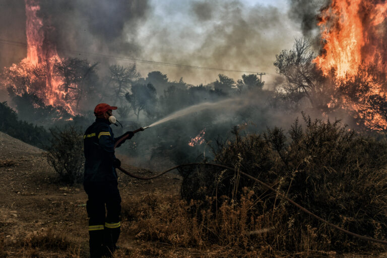 Φωτιά στα Δερβενοχώρια: Αγωνία στη Μάνδρα, στη Νέα Πέραμο οι φλόγες, σε πύρινο κλοιό η Βλυχάδα (video)