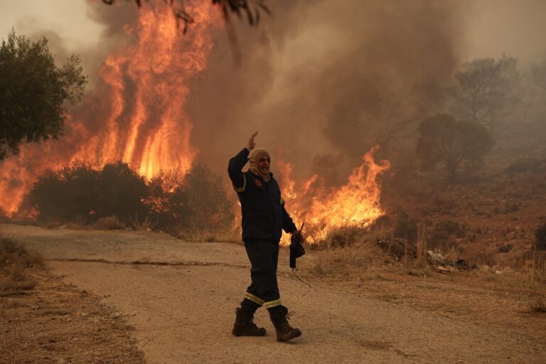 Φωτιές: Εκκενώνεται ο οικισμός Λεύκα  – Αναζωπυρώσεις σε Μάνδρα και Οινόη –Σε πύρινο κλοιό τα Μέγαρα (video)