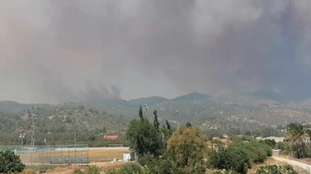 Μαίνεται η φωτιά στη Ρόδο: Νέο μήνυμα από το 112 για την εκκένωση της κοινότητας Ασκληπειού και του οικισμού Κιοττάρι