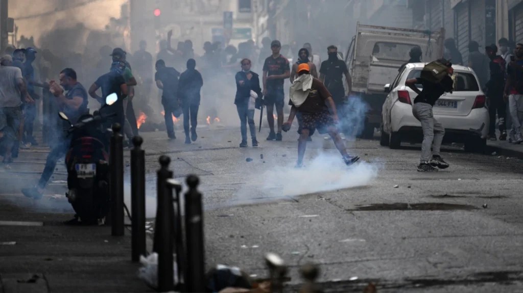 Γαλλία: Εκτός ελέγχου η εξέγερση – Με φυλακή απειλεί η κυβέρνηση τους γονείς – Έγινε η κηδεία του Ναέλ