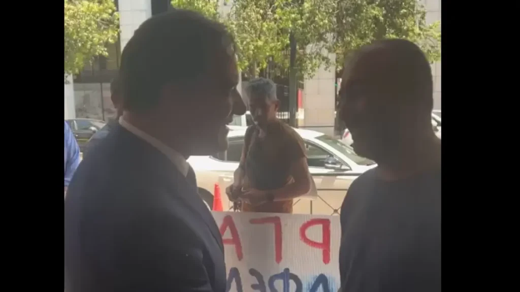 Άδωνις Γεωργιάδης: Φώναξε στο γραφείο του διαδηλωτές έξω από το υπ. Εργασίας – «Πέντε καλά είναι;» (video)