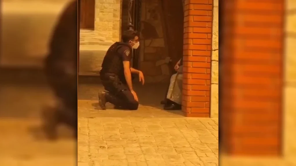 Φωτιά Μάνδρα: Αστυνομικοί προσπαθούν να πείσουν μοναχές να εγκαταλείψουν το μοναστήρι  και εκείνες ψάλλουν – Βίντεο