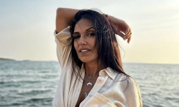 Μαρία Ιακώβου: Κυκλοφόρησε medley με τη μεγάλη της επιτυχία «Μαύρα Μεσάνυχτα»