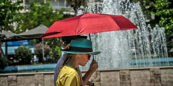 Καιρός: Συνεχίζεται ο καύσωνας με 42-44 βαθμούς – Υποχωρεί την Τρίτη η ζέστη – Επικαιροποιήθηκε το έκτακτο δελτίο της ΕΜΥ