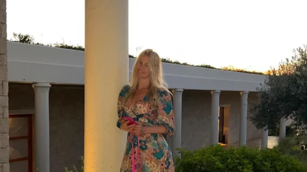 Κλόντια Σίφερ: Μετά τις Σπέτσες πήγε στην Αντίπαρο – Φαν της Ελλάδας