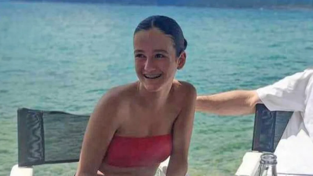 Πάτρα: Το σπαρακτικό «αντίο» από το σχολείο της στην 14χρονη Χριστίνα – Ντυμένοι στα λευκά θα πάνε στην κηδεία της