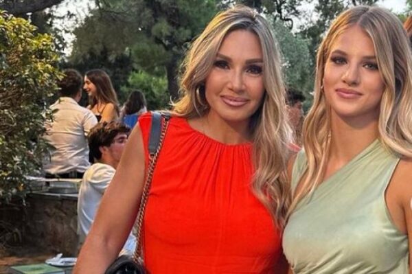 Κούκλα η κόρη της Ελένης Πετρουλάκη – Η ανάρτηση από την αποφοίτηση της