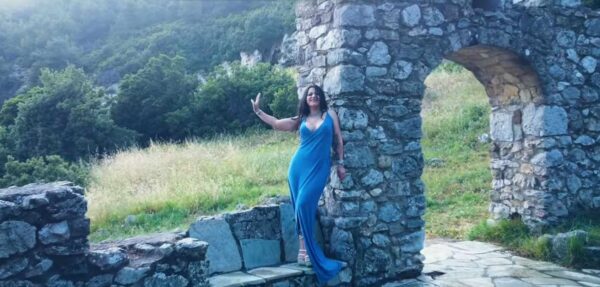 Ρίτα Τσάμου: Κυκλοφόρησε το πρώτο της single με τίτλο «Μία ώρα αρχύτερα»